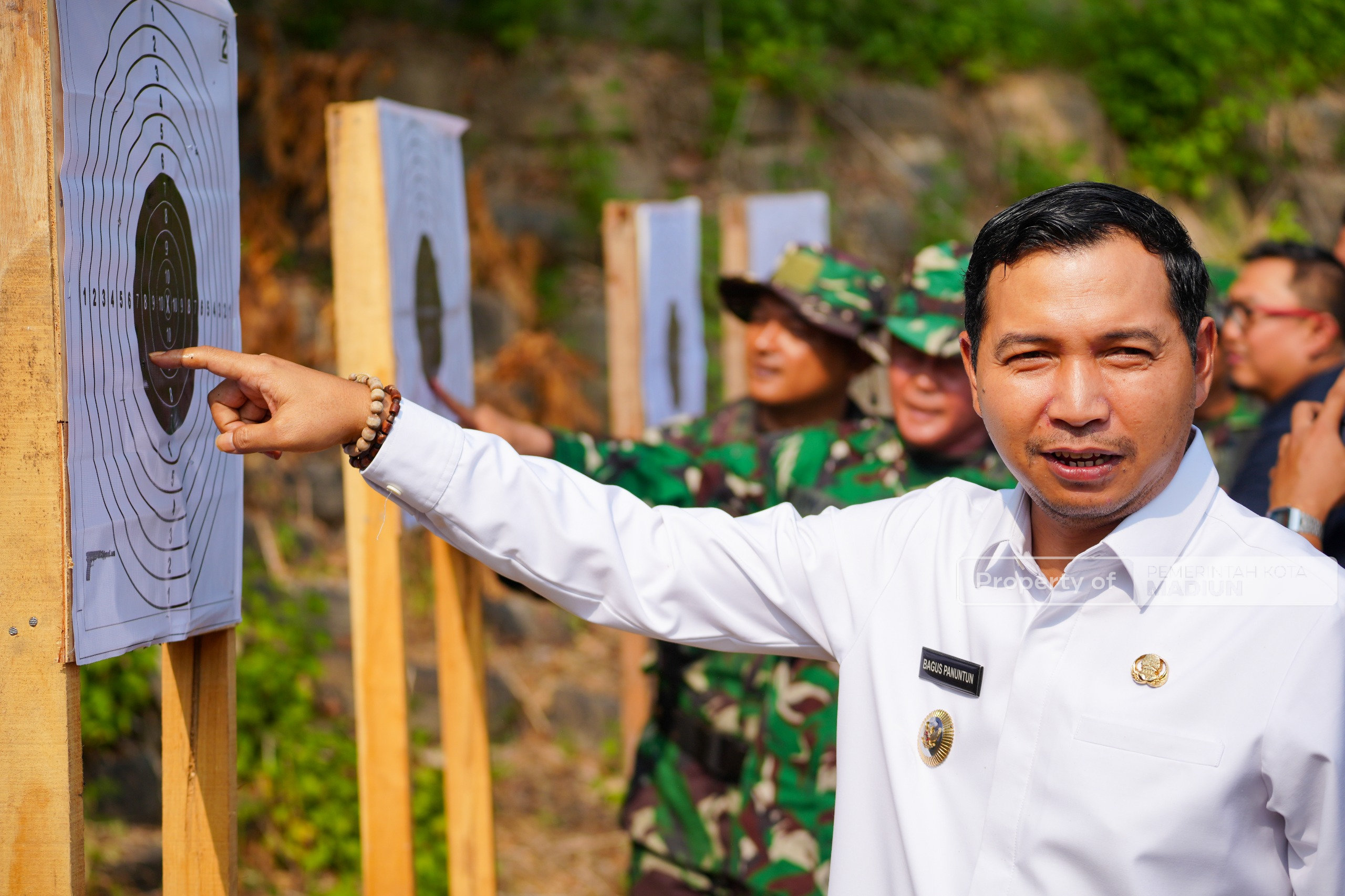Perkuat Sinergi, Plt Wali Kota Madiun Asah Fokus dalam Latihan Menembak