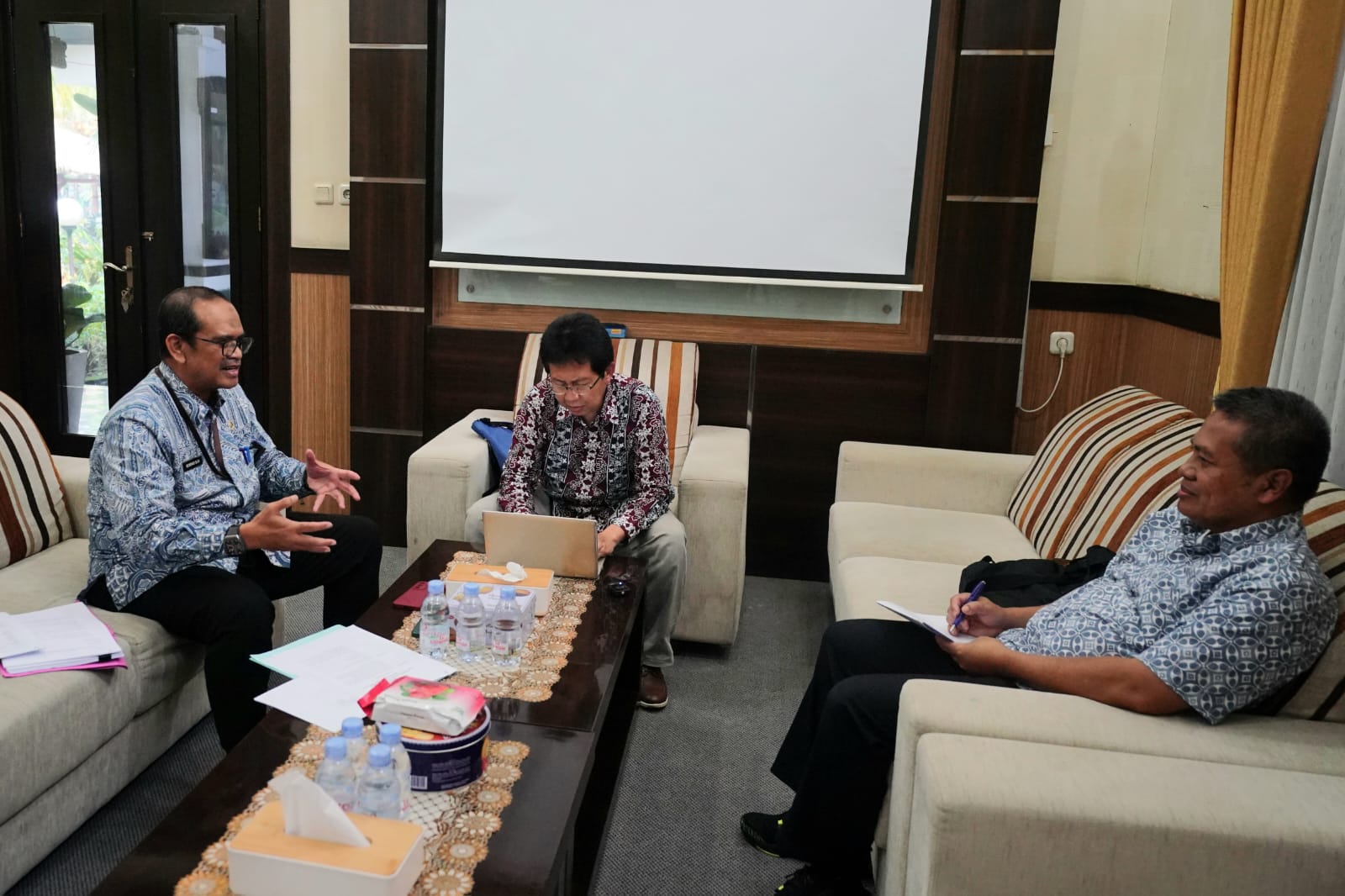 Lengkapi Data Proposal Tugas Akhir Program Doktor Wali Kota, Tim UT Kembali Datang Gelar Assessment Kedua
