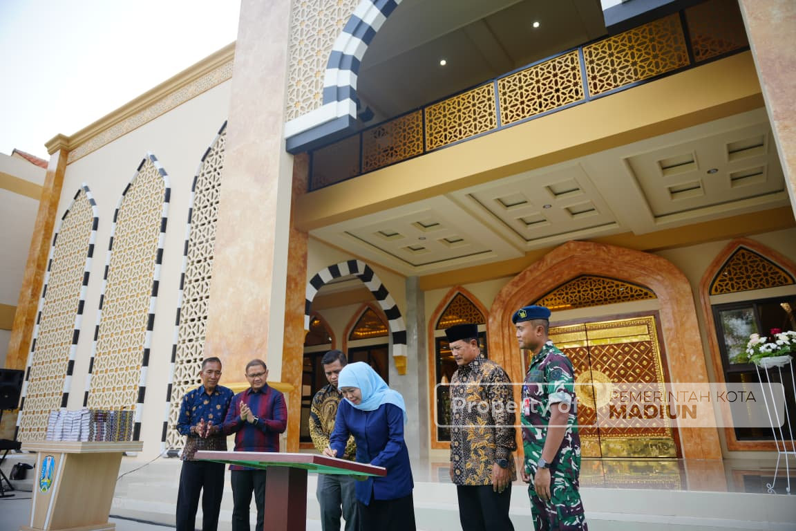 Gubernur Khofifah Resmikan Masjid Baitus Sholihin SMAN 3 Taruna Angkasa Madiun