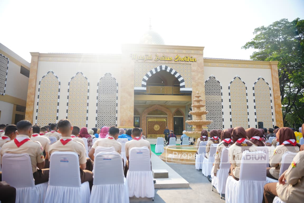 Gubernur Khofifah Resmikan Masjid Baitus Sholihin SMAN 3 Taruna Angkasa Madiun