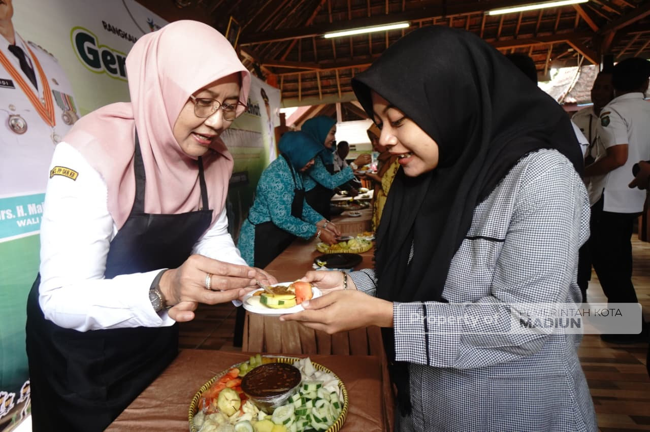 Tekan Angka Stunting dalam Peringatan HKN ke-61, Pemkot Madiun Ajak Ibu Hamil Rujakan