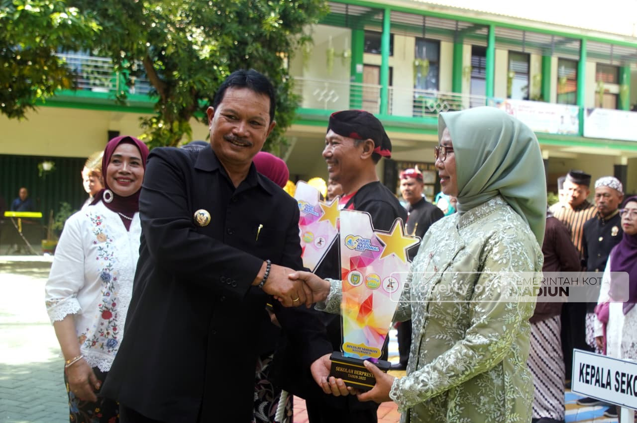 Pimpin Apel Hari Guru Nasional, Wali Kota Harap Guru Terus Perkuat Fondasi Kota Cerdas