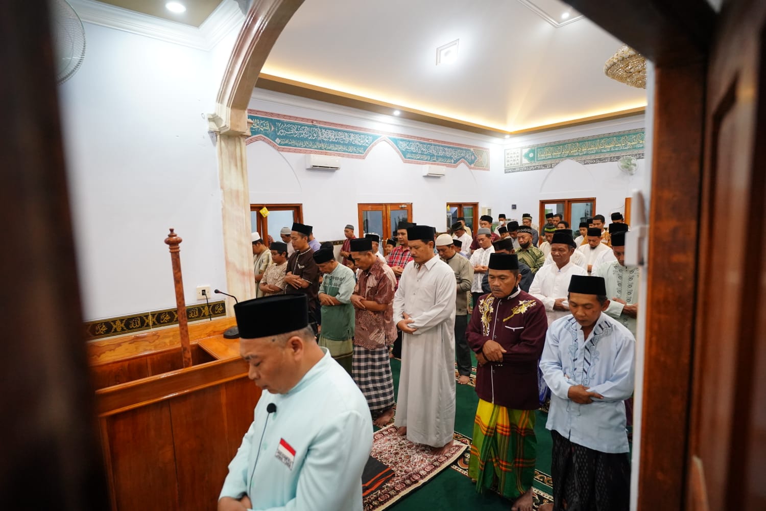 Shalat Isya Dan Tarawih Di Masjid Al Amin, Wali Kota Serahkan Bantuan Untuk Anak Yatim