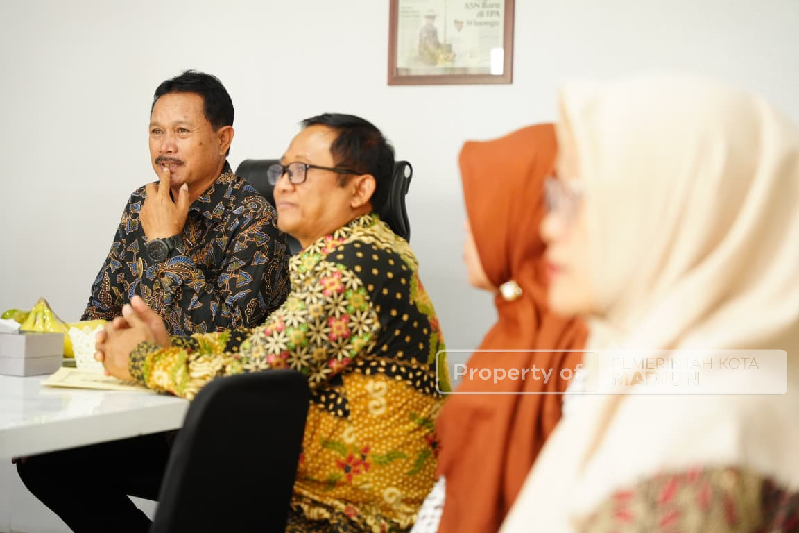 Wali Kota Sambut Perwakilan Kemenko Polkam di TPA Winongo, Bahas Program Kota hingga Ajak Tanam Pohon