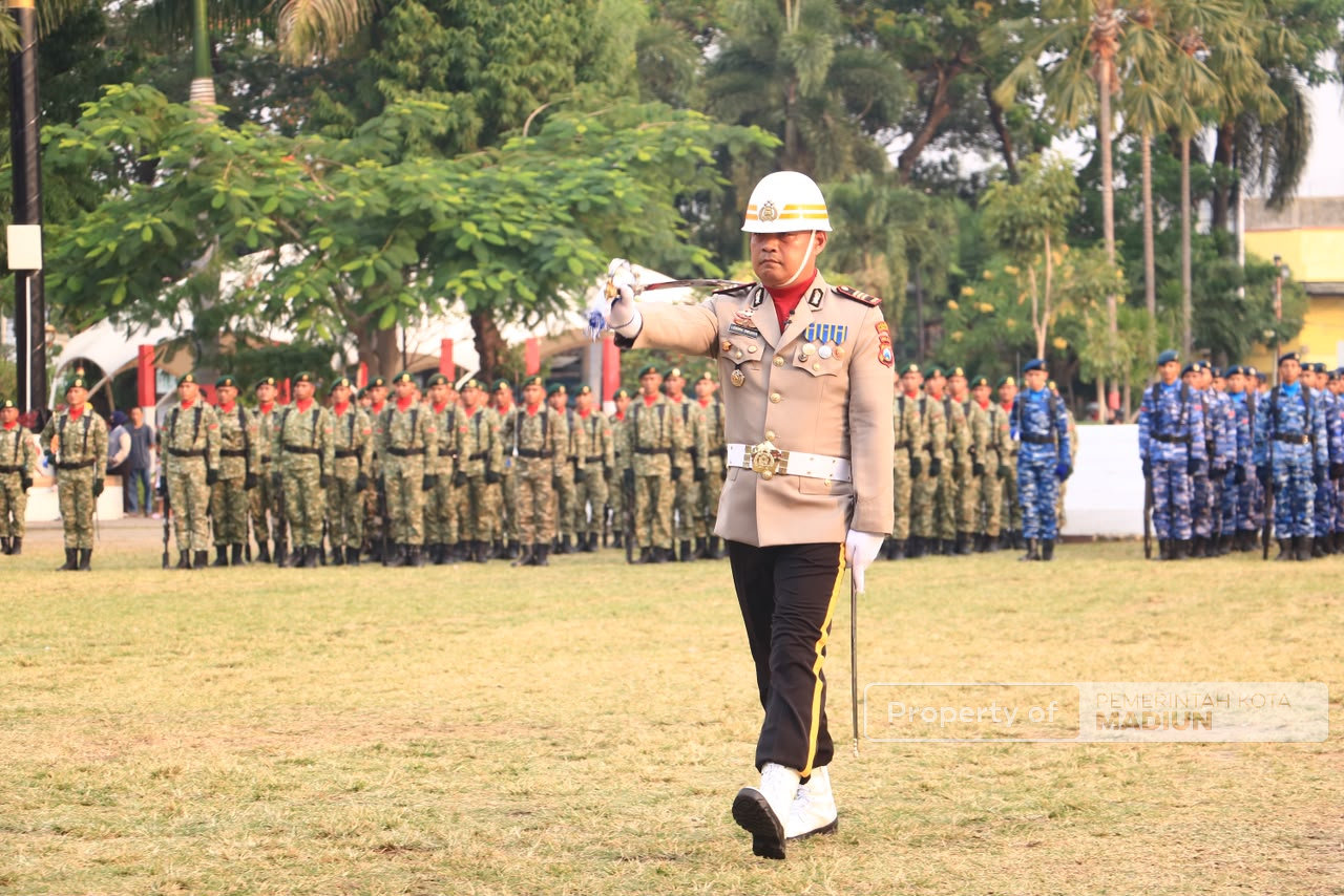 Gelar Upacara Penurunan Sang Merah Putih, Plt Wali Kota Madiun Apresiasi Perjuangan Paskibraka