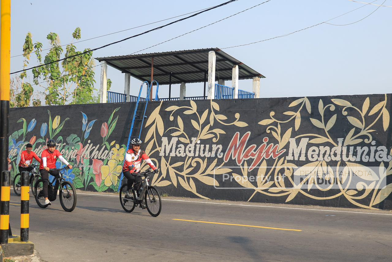Gowes Sambil Pantau Kota, Wali Kota Madiun Cek Progres MPP dan Sapa Warga di Sepanjang Rute
