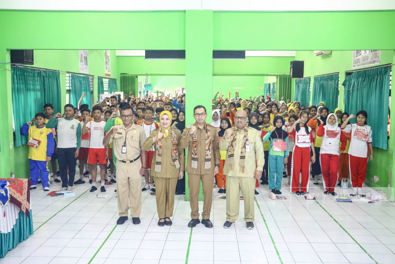 Isi MPLS di SMPN 11, Plt Wali Kota Madiun Tanamkan Nilai Antikorupsi dan Bijak Bermedia Digital