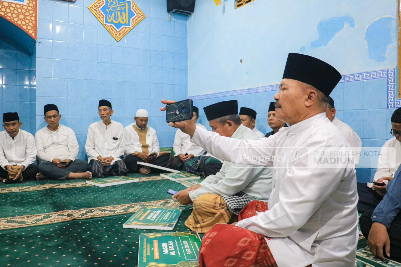 Pererat Silaturahmi, Wali Kota Madiun Hadiri Sholat Isya Bersama Warga Jalan Citarum di Mushola Al Barokah
