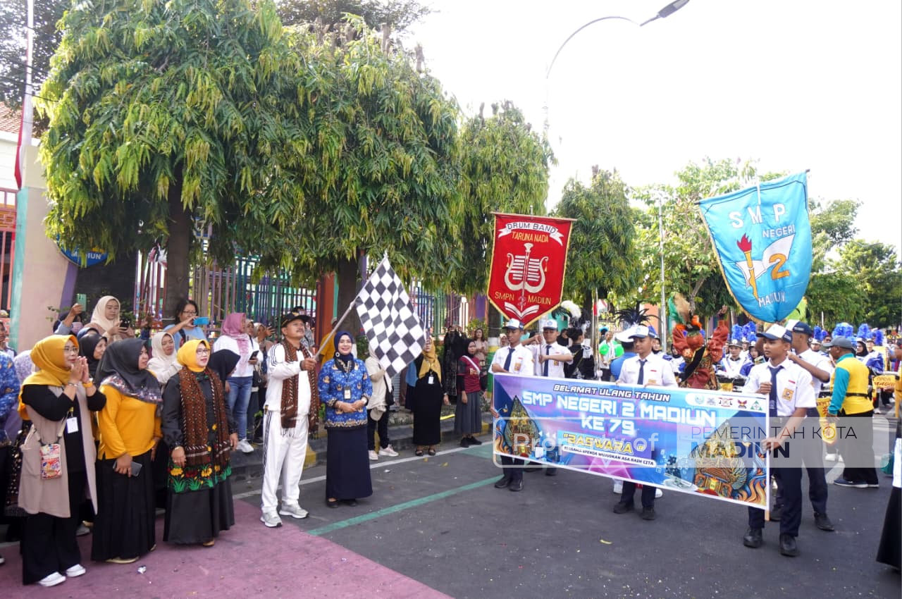 Meriah! Wali Kota Madiun Berangkatkan Pawai HUT ke-79 SMPN 2 Madiun