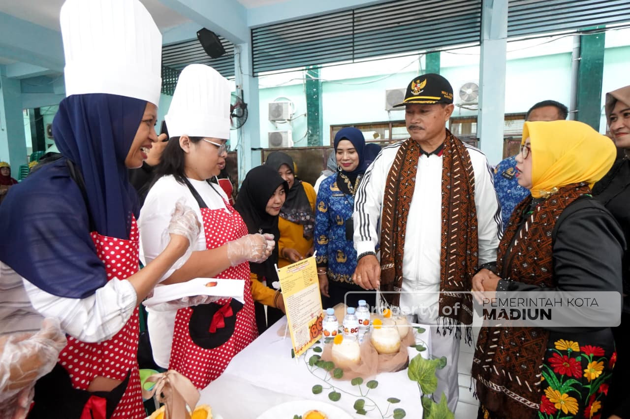 Meriah! Wali Kota Madiun Berangkatkan Pawai HUT ke-79 SMPN 2 Madiun