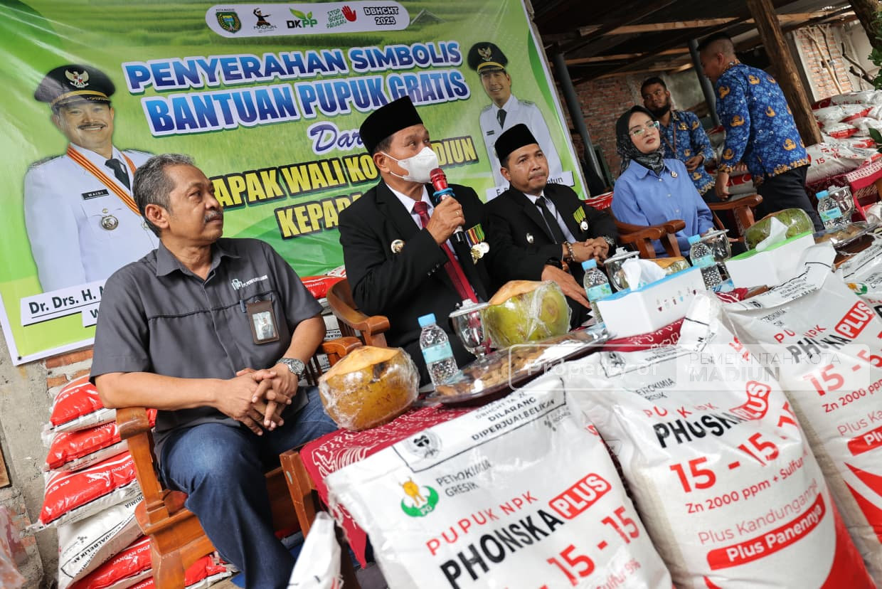 Dongkrak Produktivitas Pertanian, Wali Kota Madiun Serahkan Pupuk Program Bantuan