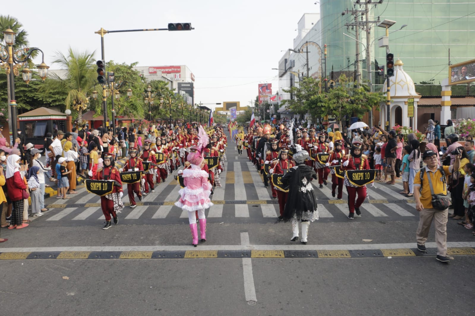 Tampilkan PBB Kreasi dan Drumband yang Menarik, Parade Senja Sukses Jadi Daya Tarik Wisatawan