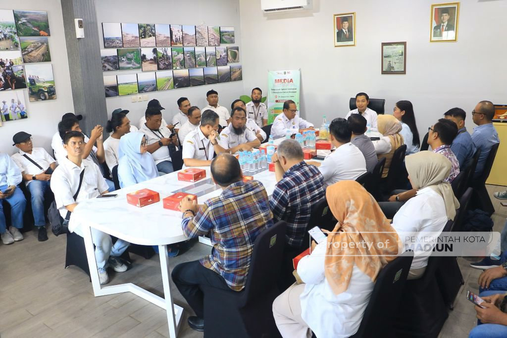 Dukung Pengelolaan Sampah Berkelanjutan, OJK Kediri Serahkan Ratusan Bibit Tanaman