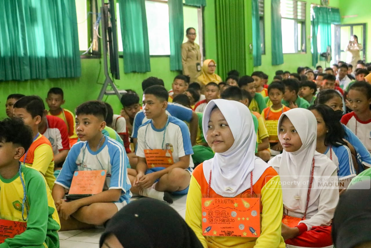 Isi MPLS di SMPN 11, Plt Wali Kota Madiun Tanamkan Nilai Antikorupsi dan Bijak Bermedia Digital