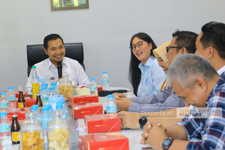 Dukung Pengelolaan Sampah Berkelanjutan, OJK Kediri Serahkan Ratusan Bibit Tanaman