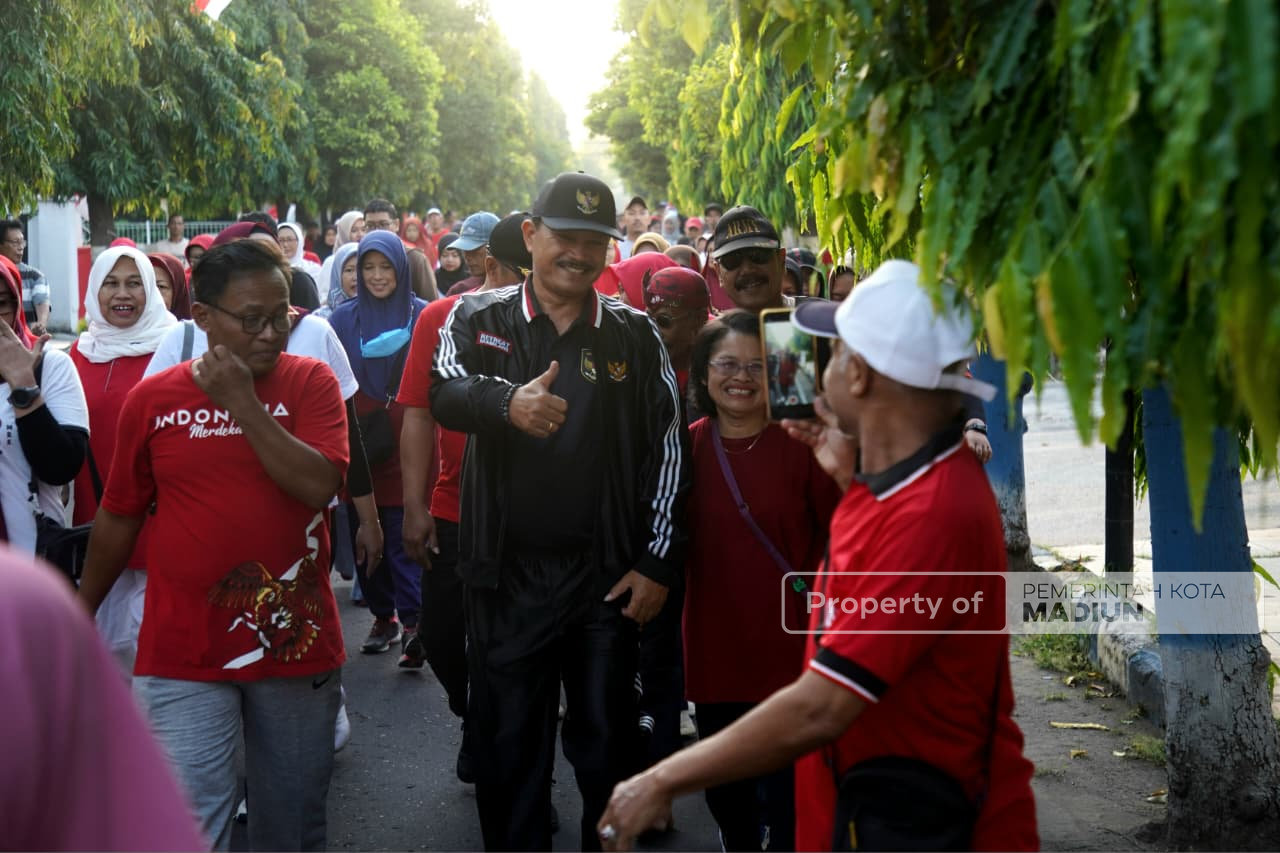 Jalan Santai di Kelurahan Kartoharjo, Wali Kota Ajak Warga Jaga Kondusivitas Kota
