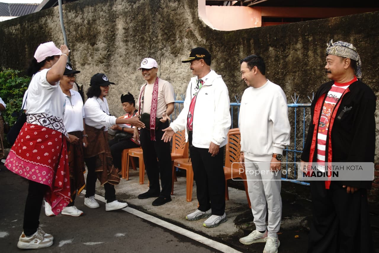 Berangkatkan Jalan Santai Budaya HUT ke-26 Paroki Mater Dei Madiun, Wali Kota Beri Selamat dan Apresiasi Kegiatan