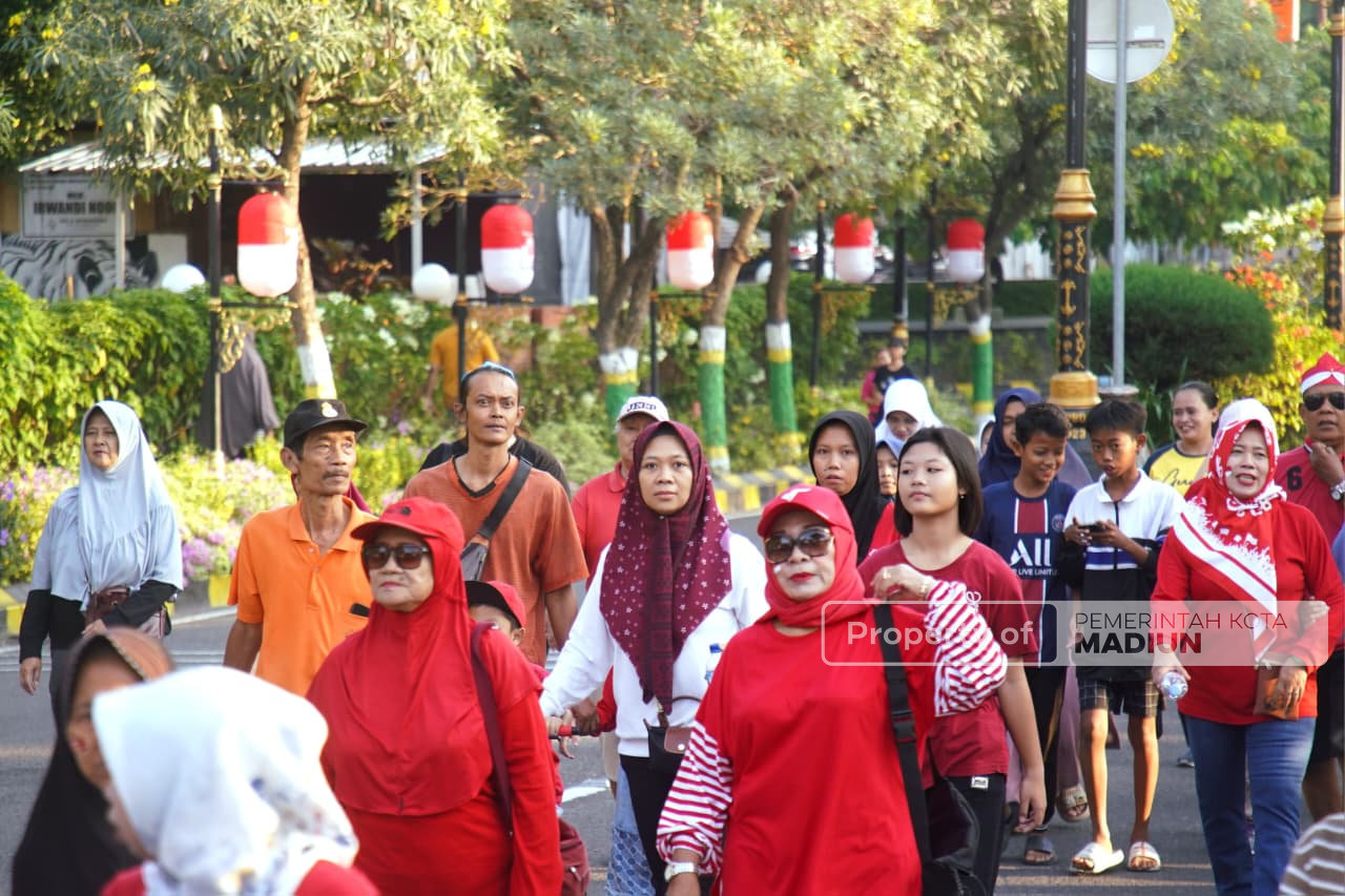 Jalan Santai di Kelurahan Kartoharjo, Wali Kota Ajak Warga Jaga Kondusivitas Kota