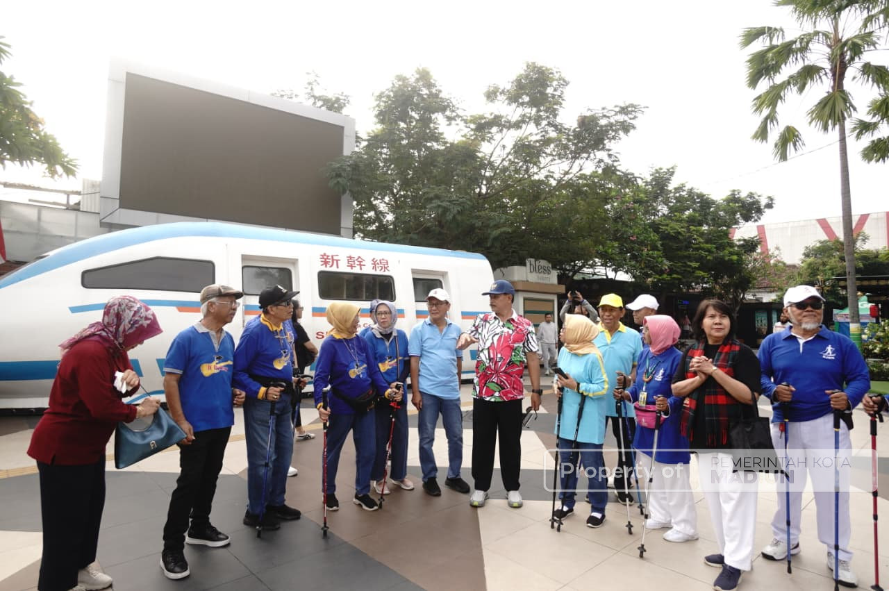 Olahraga Bersama Para Profesor Unair, Wali Kota Kenalkan Kota Sekaligus Minta Saran Masukan