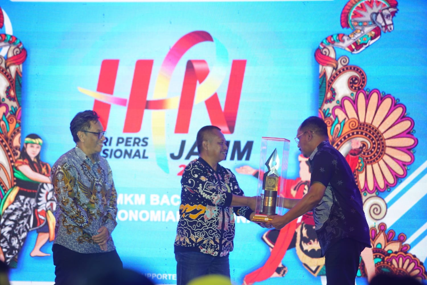 Inovatif Pulihkan Ekonomi, Wali Kota Madiun Dianugerahi Penghargaan oleh PWI Jatim