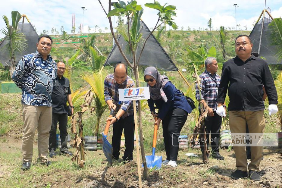 Dukung Pengelolaan Sampah Berkelanjutan, OJK Kediri Serahkan Ratusan Bibit Tanaman