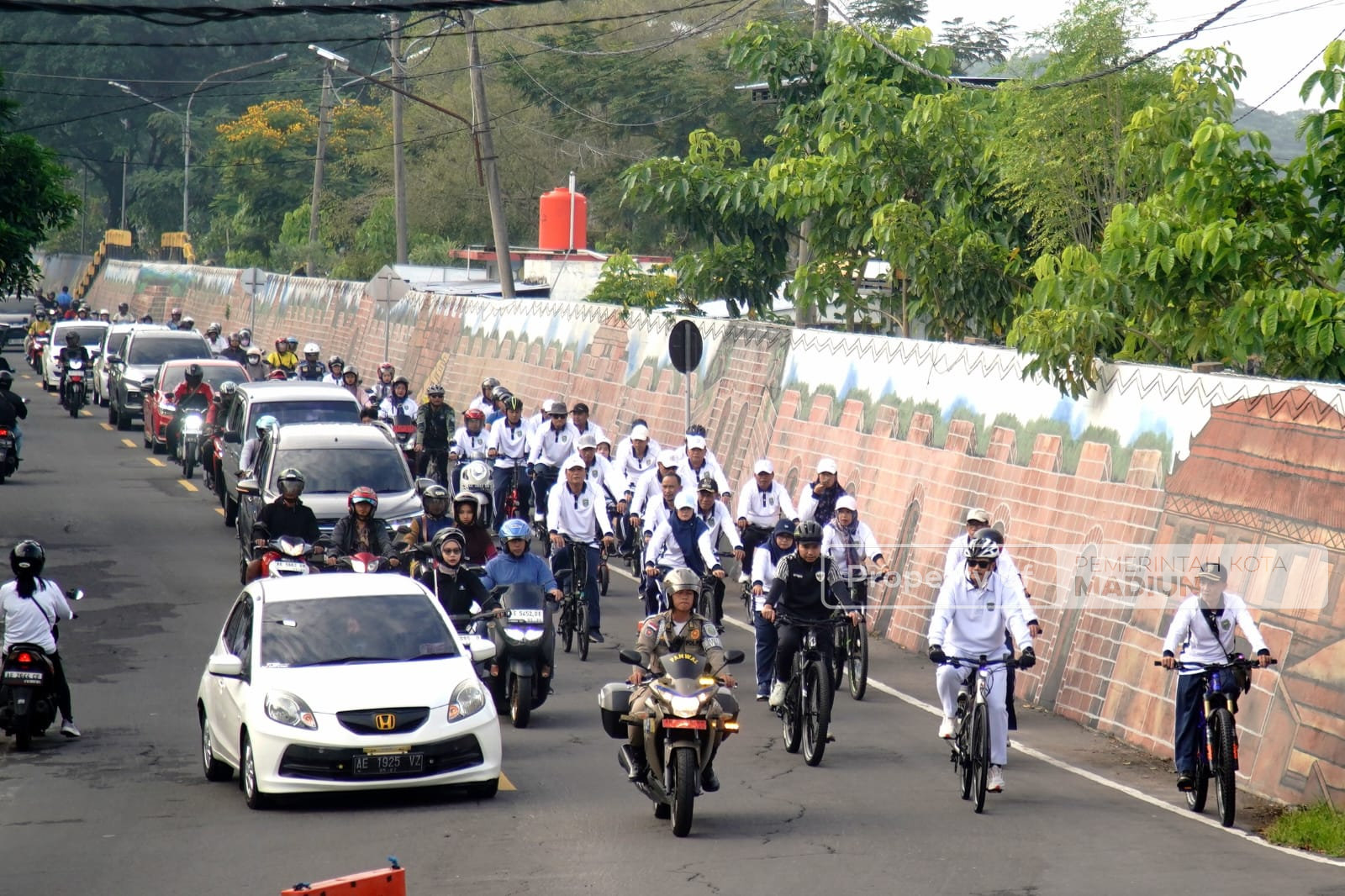 Peringati HUT KORPRI ke-54, Wali Kota Madiun Gowes hingga Serahkan Bantuan Sembako untuk Relawan Kebersihan