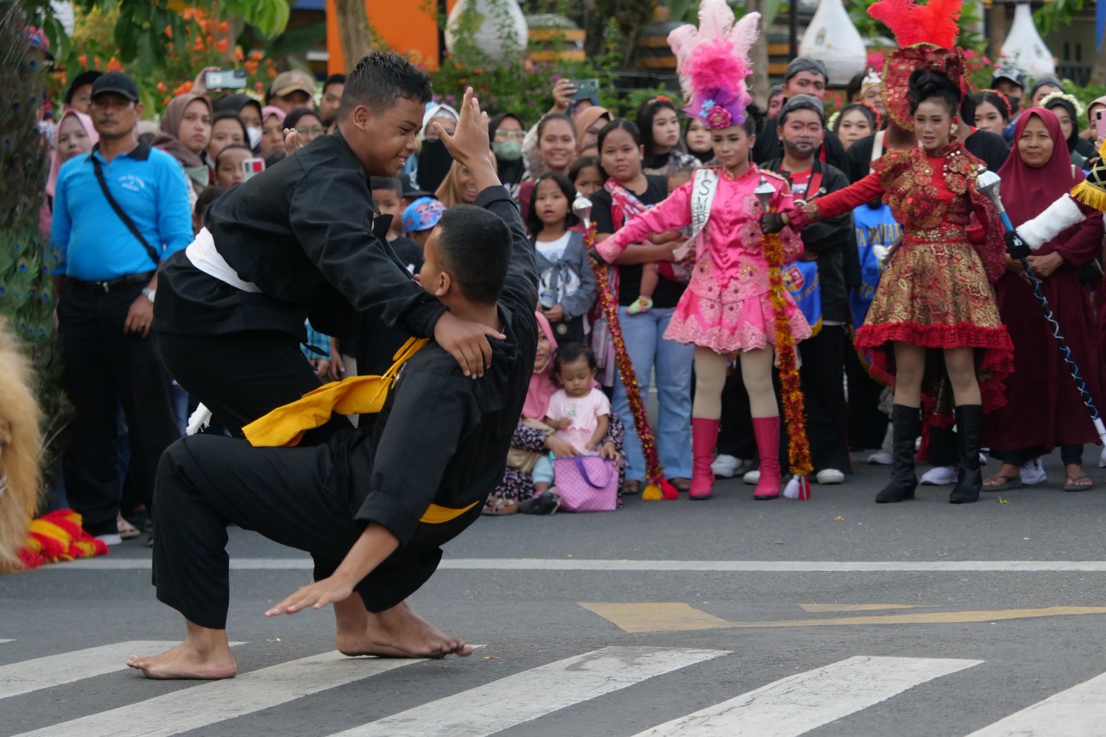Drumband SMPN 3 Dan Paskibra SMAN 4 Undang Decak Kagum Penonton Pada Event Parade Senja