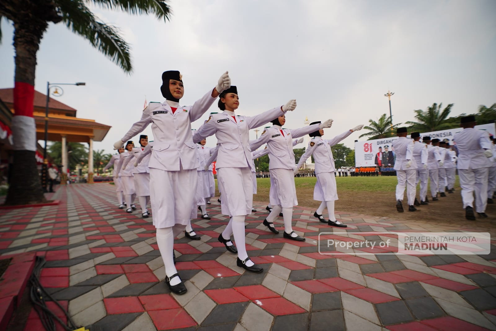 Gelar Upacara Penurunan Sang Merah Putih, Plt Wali Kota Madiun Apresiasi Perjuangan Paskibraka