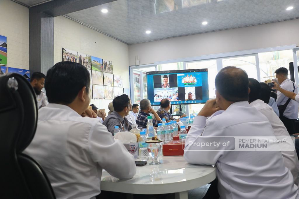 Dukung Pengelolaan Sampah Berkelanjutan, OJK Kediri Serahkan Ratusan Bibit Tanaman