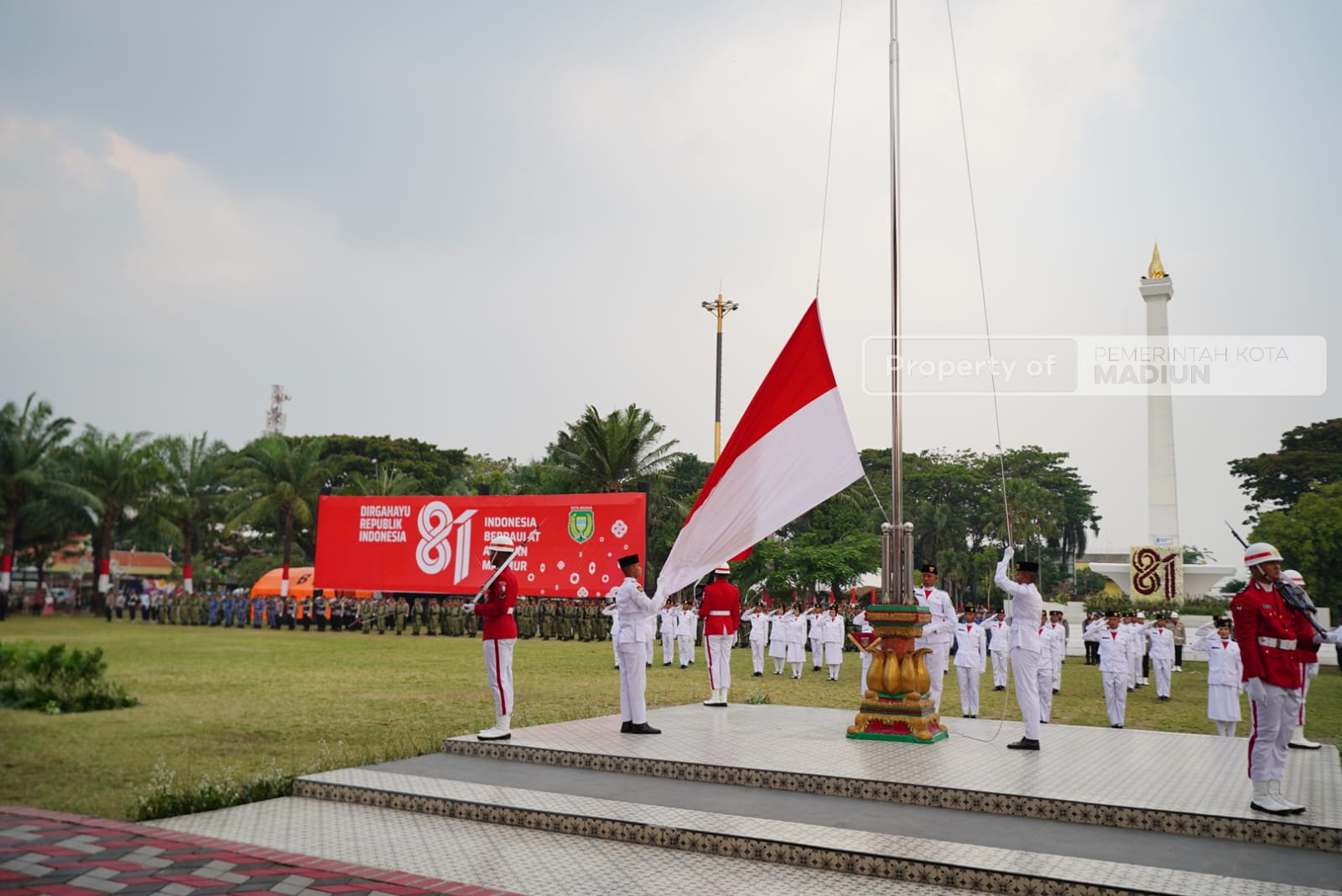 Gelar Upacara Penurunan Sang Merah Putih, Plt Wali Kota Madiun Apresiasi Perjuangan Paskibraka