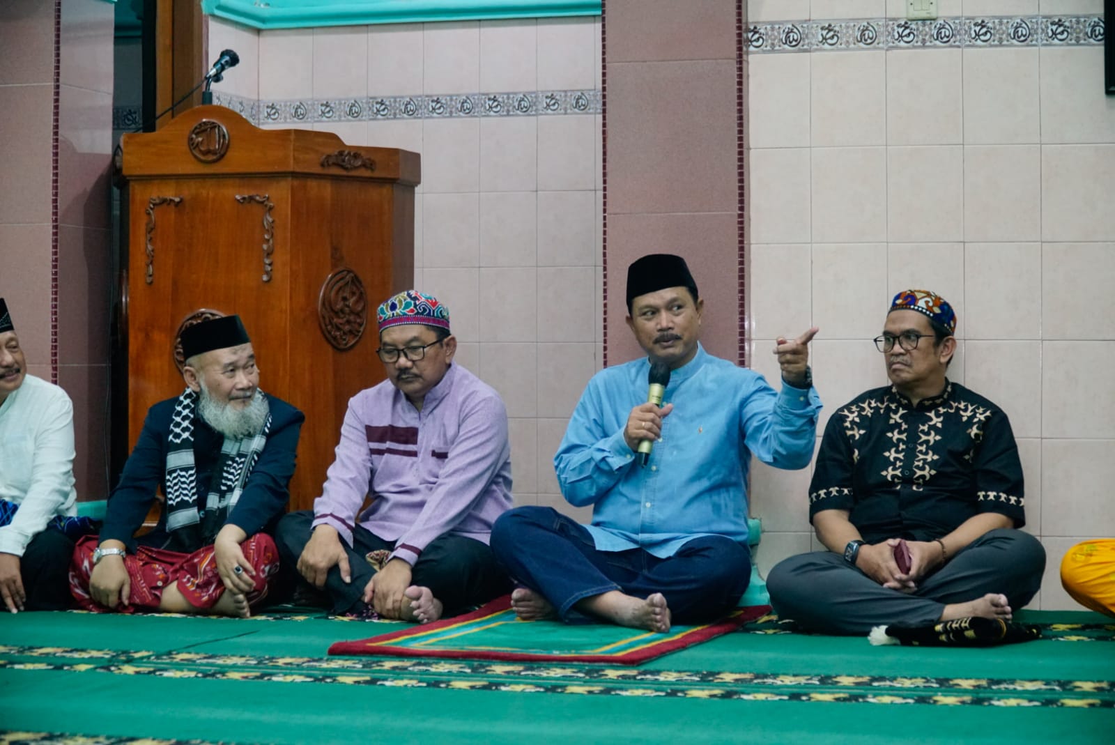 Shalat Isya Berjamaah Di Masjid Al Falah, Wali Kota Ajak Masyarakat Jaga Kerukunan