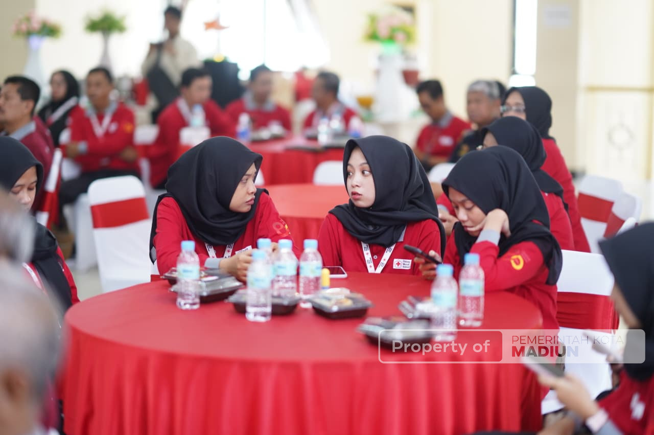 Hadiri HUT ke-80 PMI, Wali Kota Madiun Apresiasi Pendonor Setia dan Bagikan Penghargaan