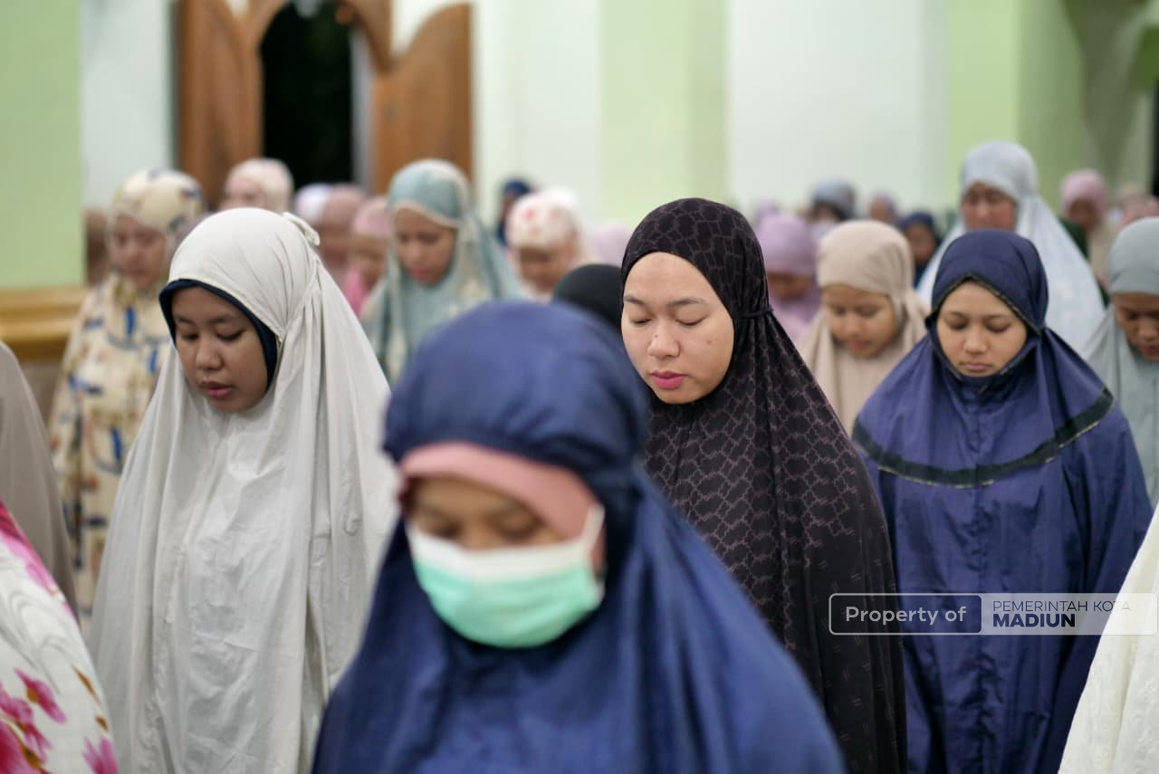 Plt Wali Kota Madiun Hadiri Tarawih Perdana, Ajak Warga Sambut Ramadan dengan Tertib dan Penuh Berkah