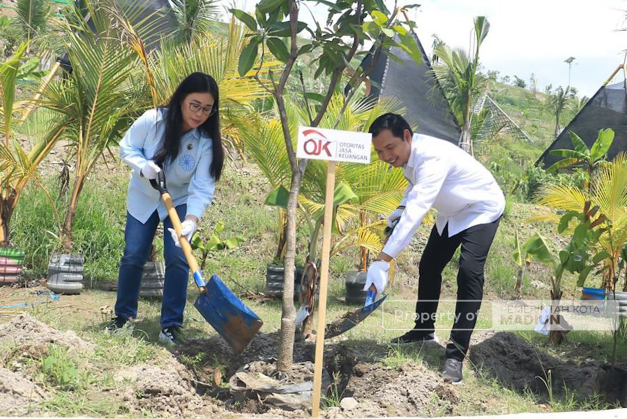 Dukung Pengelolaan Sampah Berkelanjutan, OJK Kediri Serahkan Ratusan Bibit Tanaman