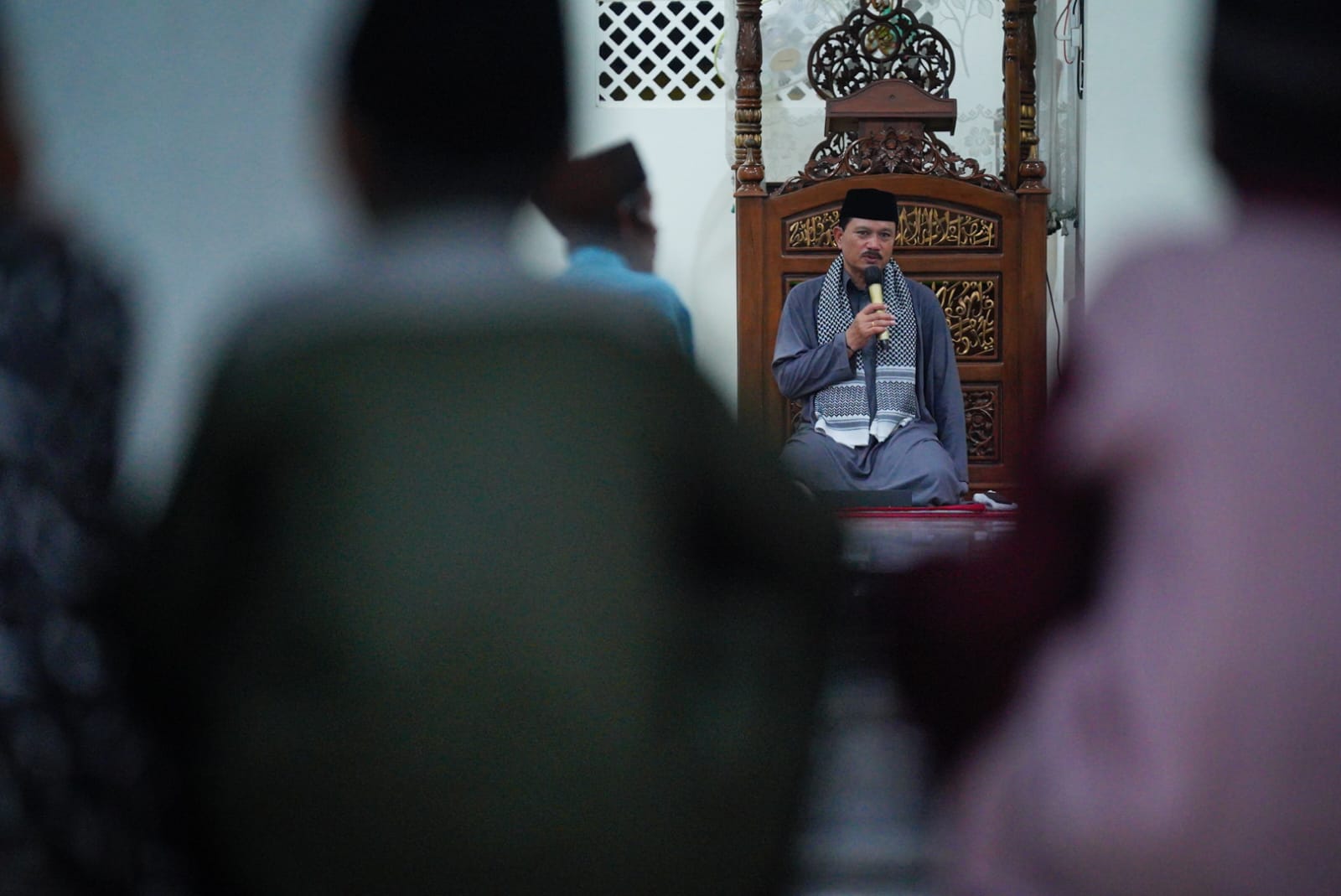 Salat Isya dan Tarawih di Masjid Kuncen, Wali Kota Harapkan Kerukunan Terjaga