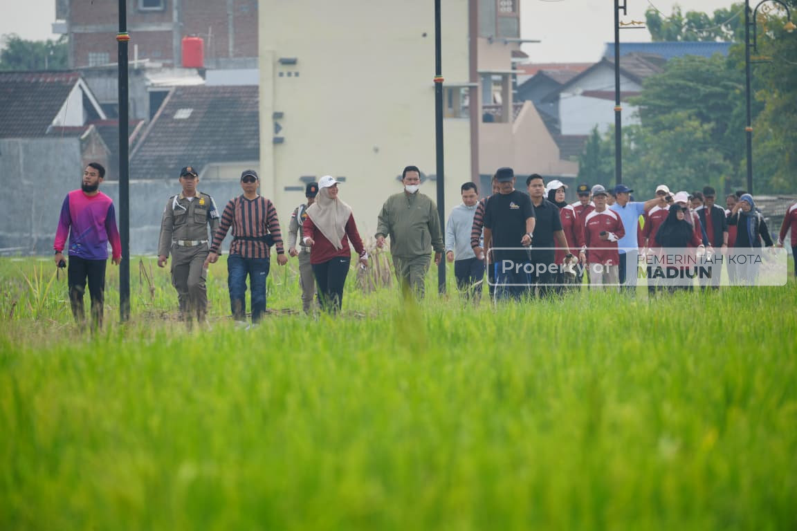 Jalan Kaki Bersama Pejabat Perangkat Daerah, Wali Kota Madiun Serahkan Bantuan di Kelurahan Winongo dan Kelurahan Manguharjo