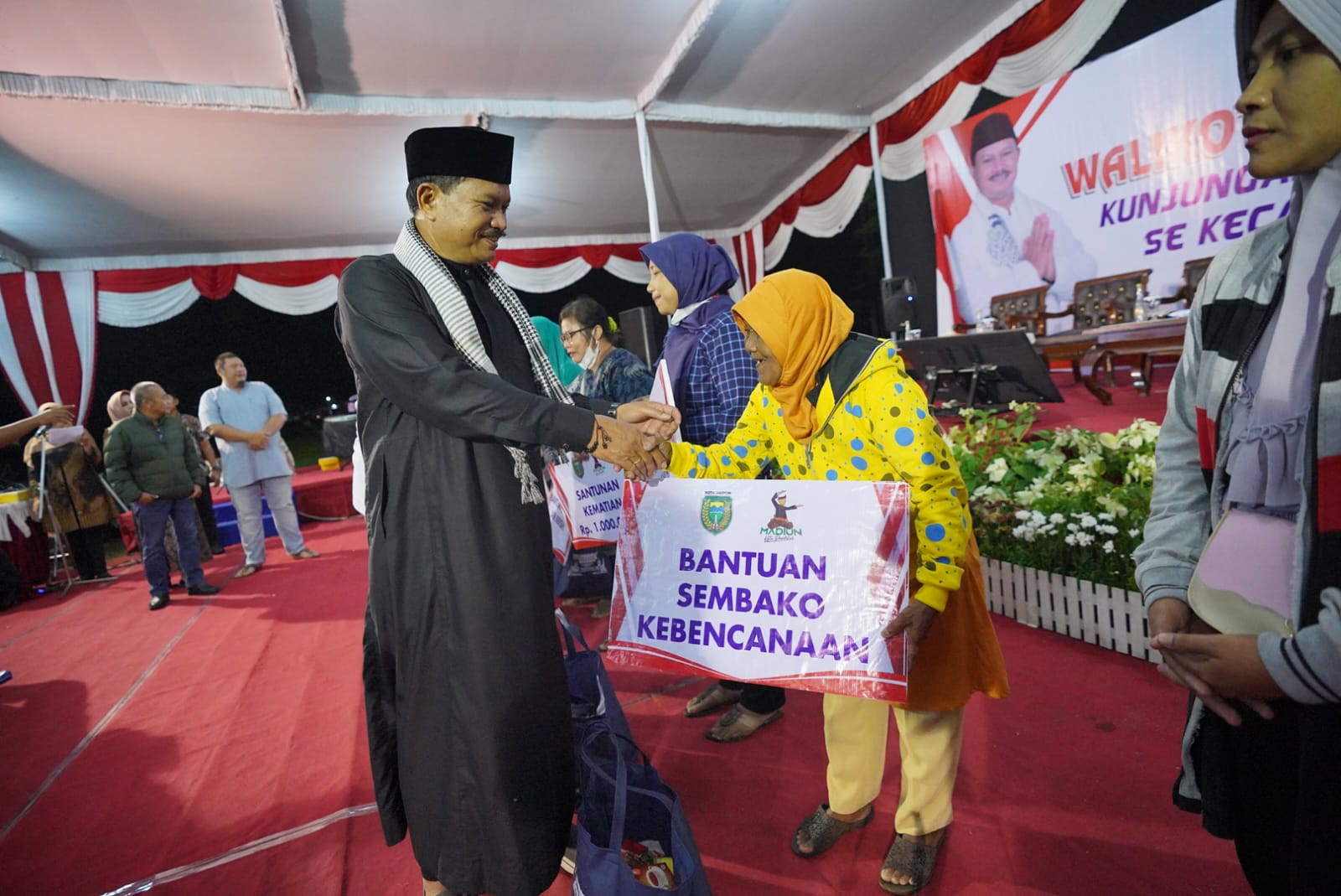 Di Kelurahan Pilangbango, Wali Kota Maidi Sambang Warga Hingga Bagi Sembako