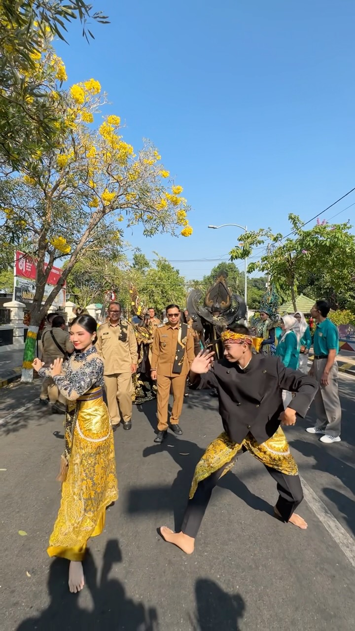 Kota ini harus terus tumbuh dan berkembang. Semuanya harus turut terlibat. Termasuk anak-anak kita yang saat ini duduk d...
