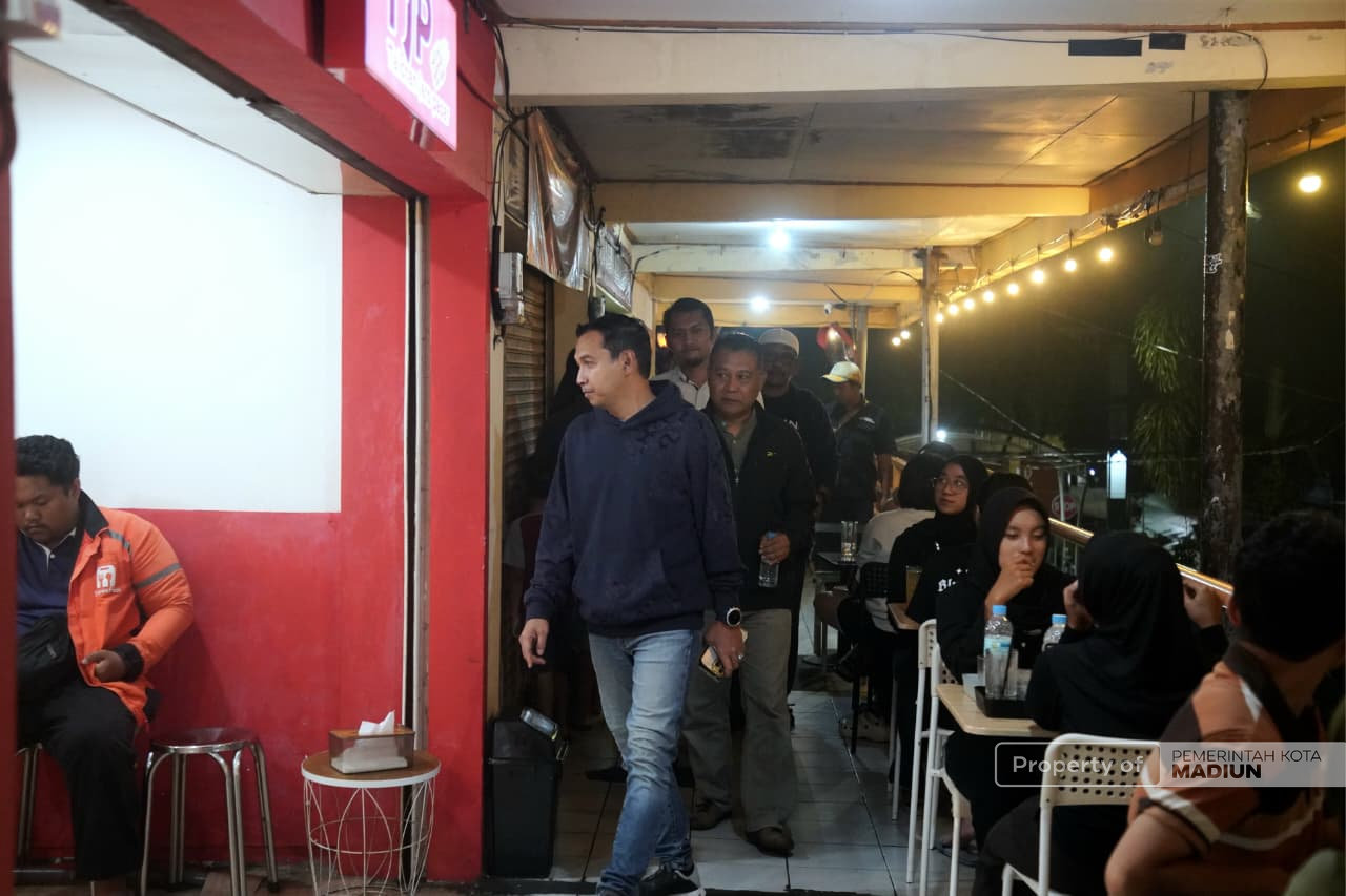 Keliling Fasum Lagi, Plt wali kota Cek Alun-alun dan Foodcourt Lantai Dua Pasar Sleko