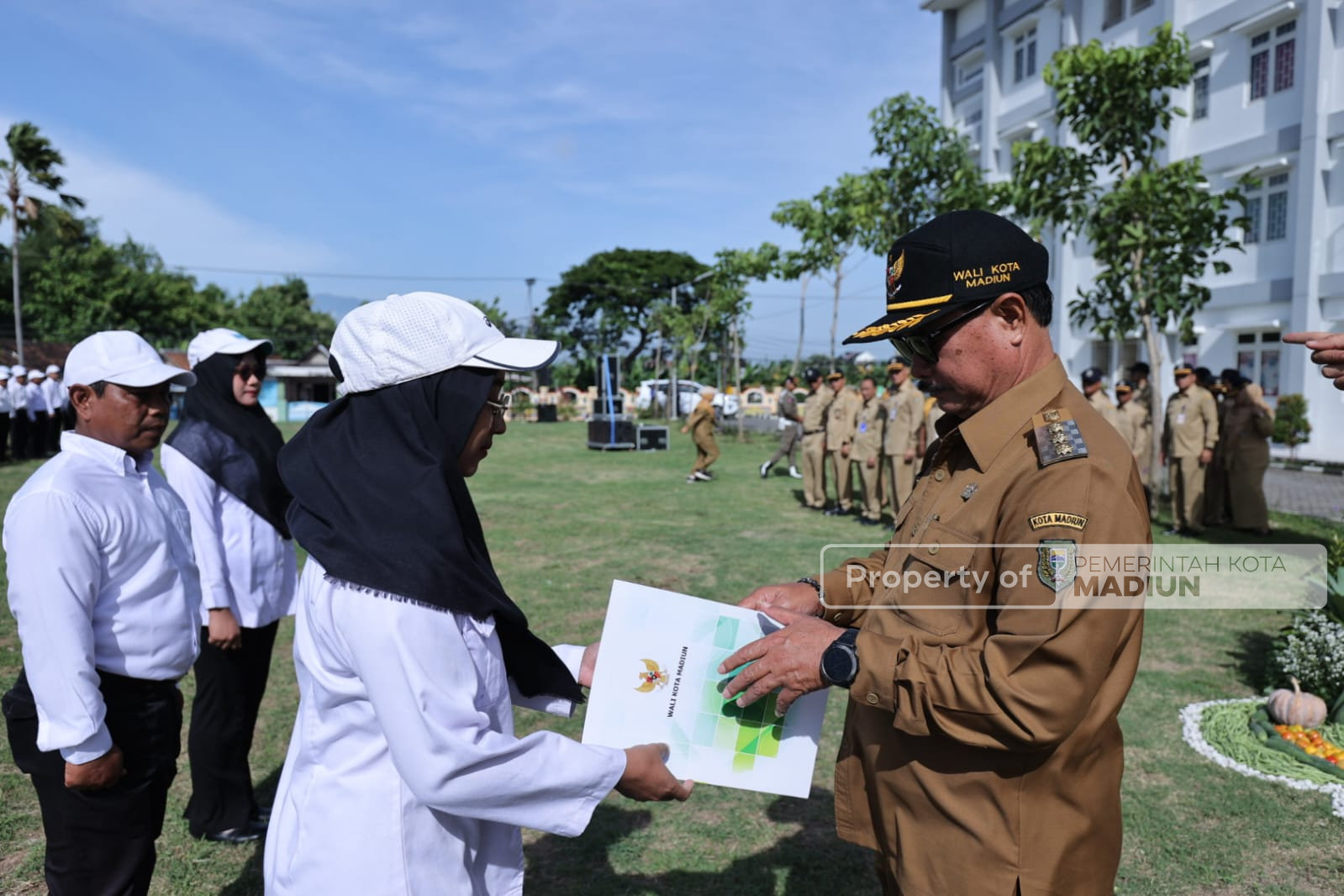 Serahkan SK PPPK Paruh Waktu, Wali Kota Madiun Tegaskan Kinerja Jadi Penilaian Utama