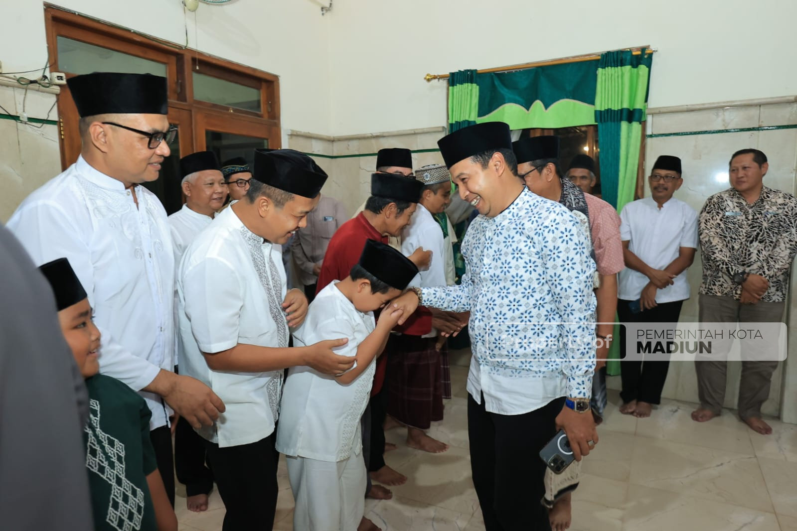 Safari Salat Isya, Salat Jemaah hingga Serahkan Santunan Warga