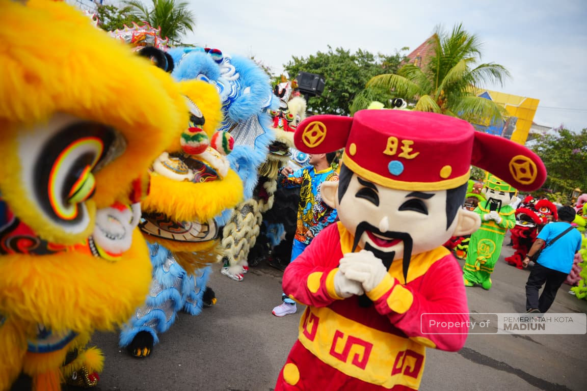 Berangkatkan Kirab Barongsai Imlek, Plt Wali Kota Madiun Harap Semangat Kreativitas dan Kebersamaan Terjaga