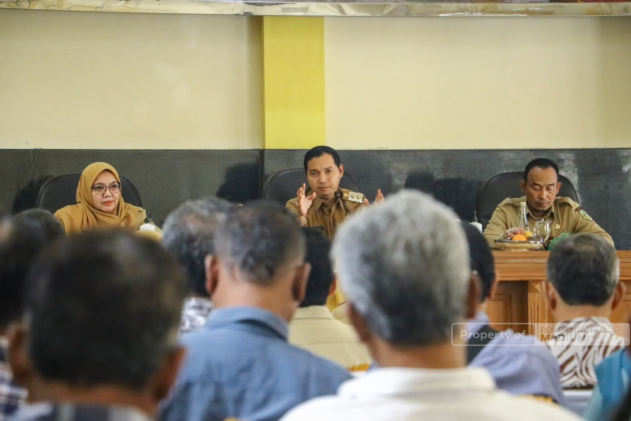 Beri Pembinaan PKL, Plt Wali Kota Tegaskan PKL Wajib Jaga Kebersihan