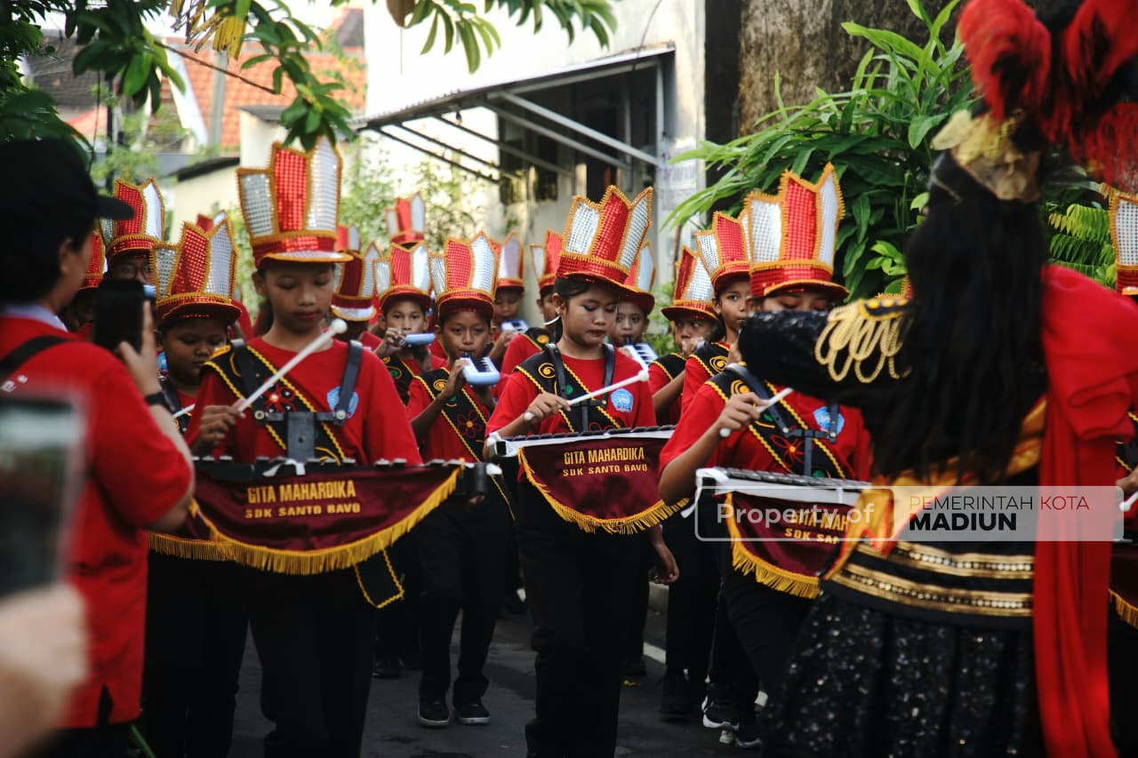 Berangkatkan Jalan Santai Budaya HUT ke-26 Paroki Mater Dei Madiun, Wali Kota Beri Selamat dan Apresiasi Kegiatan