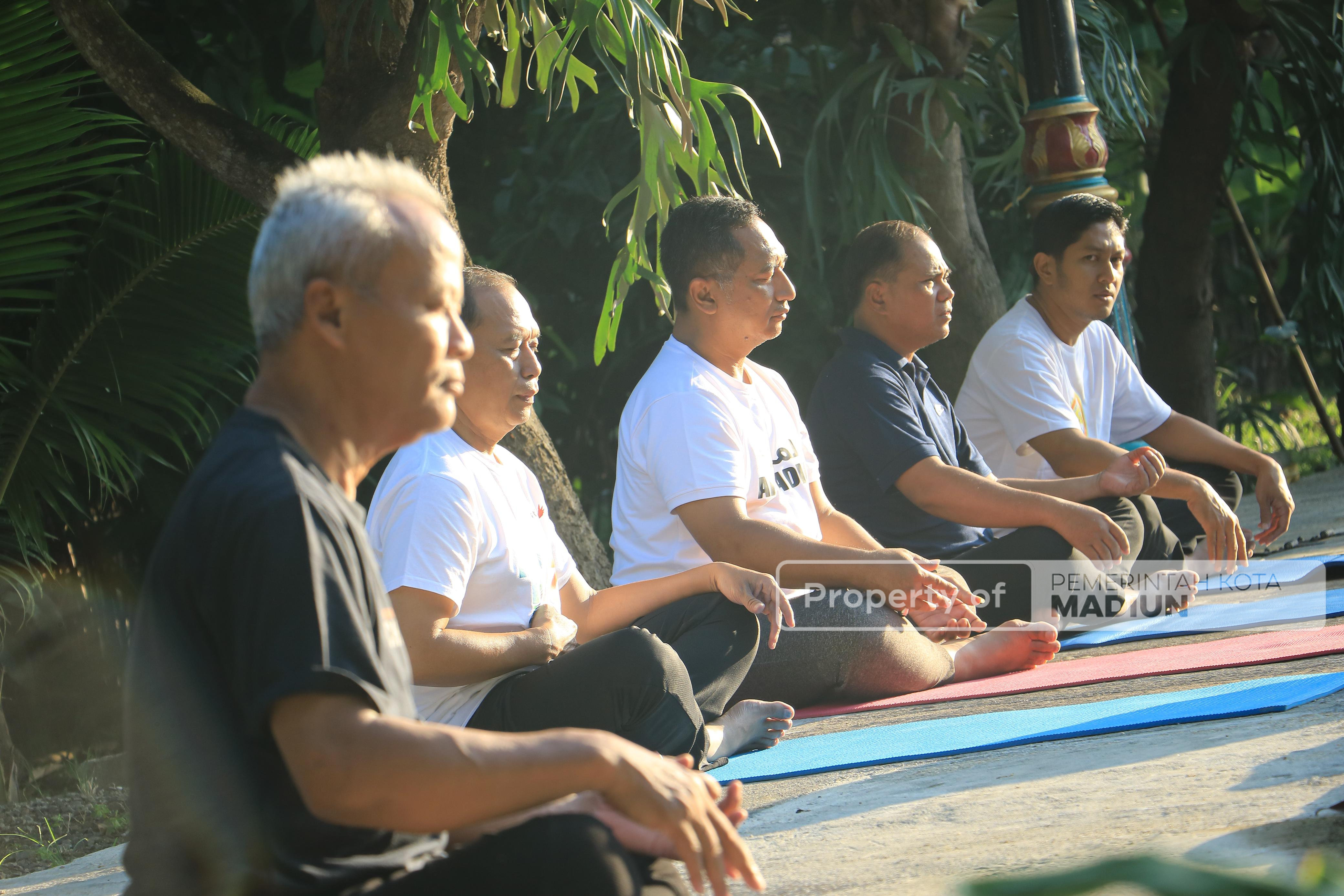 Wujudkan Aparatur Sehat dan Bugar Melalui Yoga
