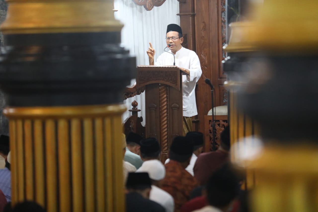 Ikuti Salat Tarawih Perdana, Wali Kota Ajak Umat Muslim Tingkatkan Ibadah