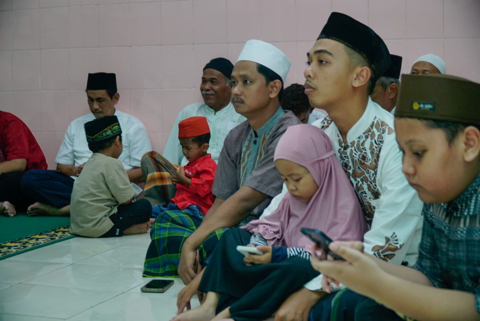 Shalat Isya Berjamaah Di Masjid Al Falah, Wali Kota Ajak Masyarakat Jaga Kerukunan