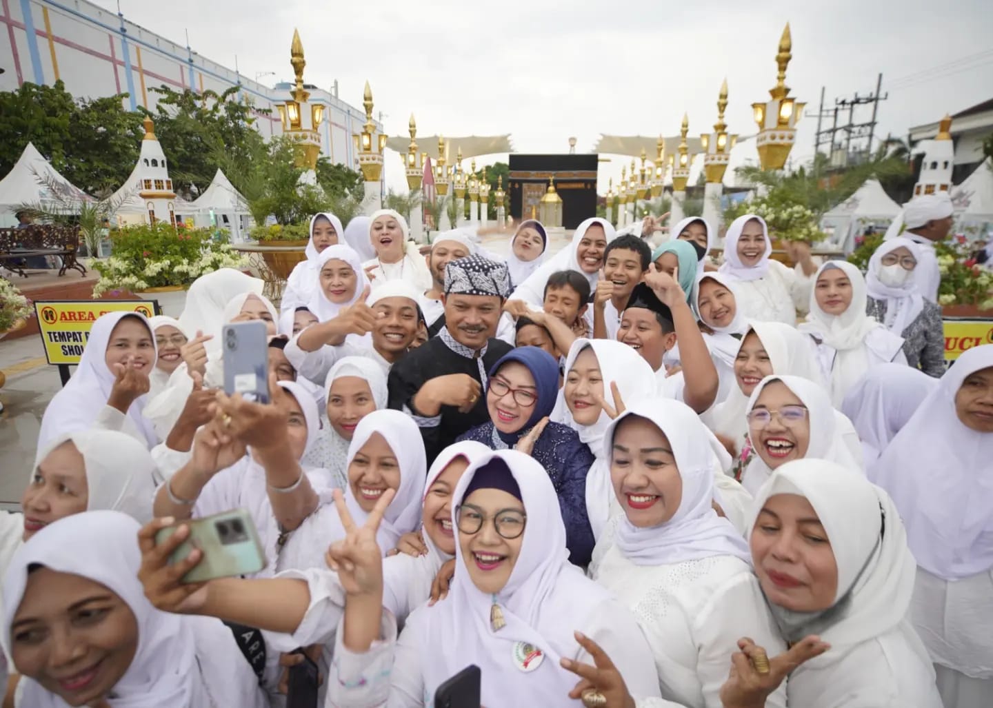 Bagi Takjil Dengan UMKM Dan SMPN 1, Wali Kota : Ajang Pelajaran Peduli Sesama