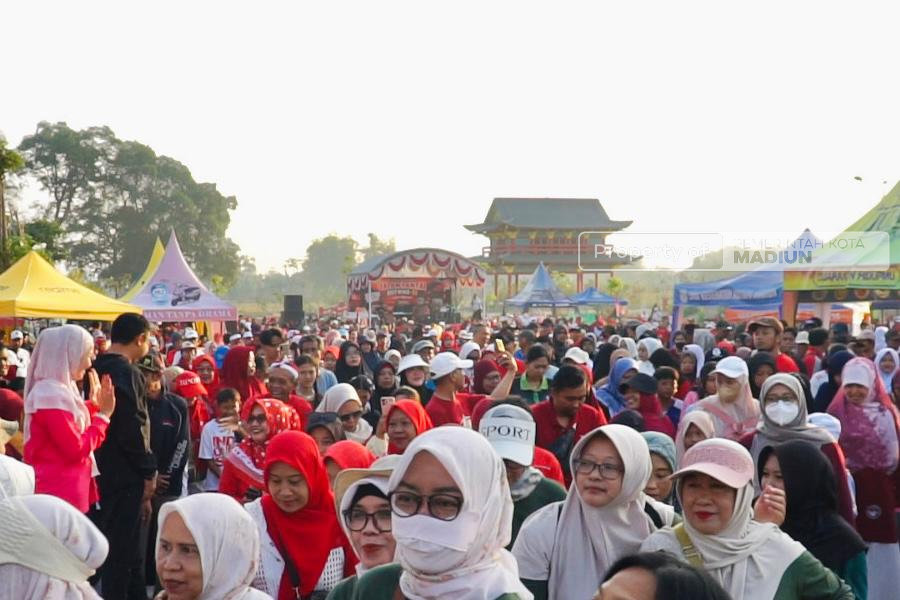 Plt Wali Kota Berangkatkan Jalan Santai di Kampung Jepang Banjarejo, Dorong Kebersamaan dan Ekonomi Warga