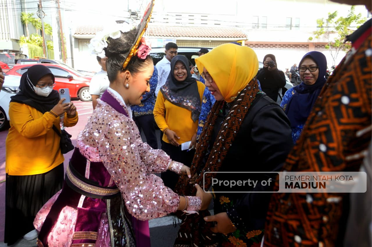 Meriah! Wali Kota Madiun Berangkatkan Pawai HUT ke-79 SMPN 2 Madiun